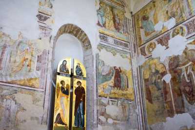 Affreschi del 300, eleganti capitelli, la citazione di Boccaccio: � l'abbazia di San Leone a Bitonto
